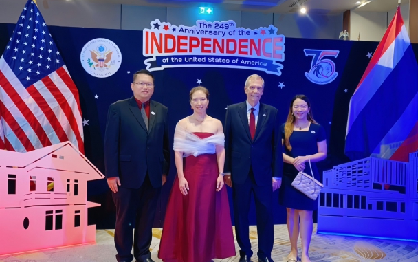 นายสถาปนา พรหมบุญ ผู้อำนวยการศูนย์เศรษฐกิจการลงทุนภาคที่ 1 ได้รับเกียรติจาก นางลิสา เอ. บูเจนนาส กงสุลใหญ่สหรัฐอเมริกาประจำจังหวัดเชียงใหม่ เชิญเข้าร่วมงานเฉลิมฉลองในโอกาสครบรอบ 249 ปีแห่งการประกาศอิสรภาพของประเทศสหรัฐอเมริกา (U.S. Independence Day 2025)