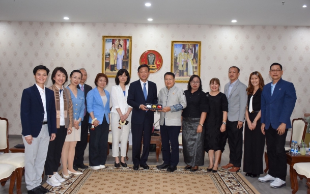 นางสาวดาริกา ทรวงแก้ว และนางสาววลัญชญ์รัตน์ วัฒนวรรณกุล ผู้แทนจากศูนย์เศรษฐกิจการลงทุนภาคที่ 1 (เชียงใหม่) ร่วมต้อนรับ นายจ้าว จูผิง (Mr.Zhao Zhuping) กรรมการประจำสภาที่ปรึกษาการเมืองนครเซี่ยงไฮ้ และรองผู้อำนวยการคณะกรรมการมิตรภาพต่างประเทศ พร้อมคณะ