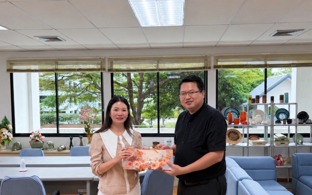 นายสถาปนา พรหมบุญ ผู้อำนวยการศูนย์เศรษฐกิจการลงทุนภาคที่ 1 ให้การต้อนรับคุณ Yang Shanshan กงสุลฝ่ายพาณิชย์ ประจำสถานกงสุลใหญ่แห่งสาธารณรัฐประชาชนจีนประจำเชียงใหม่